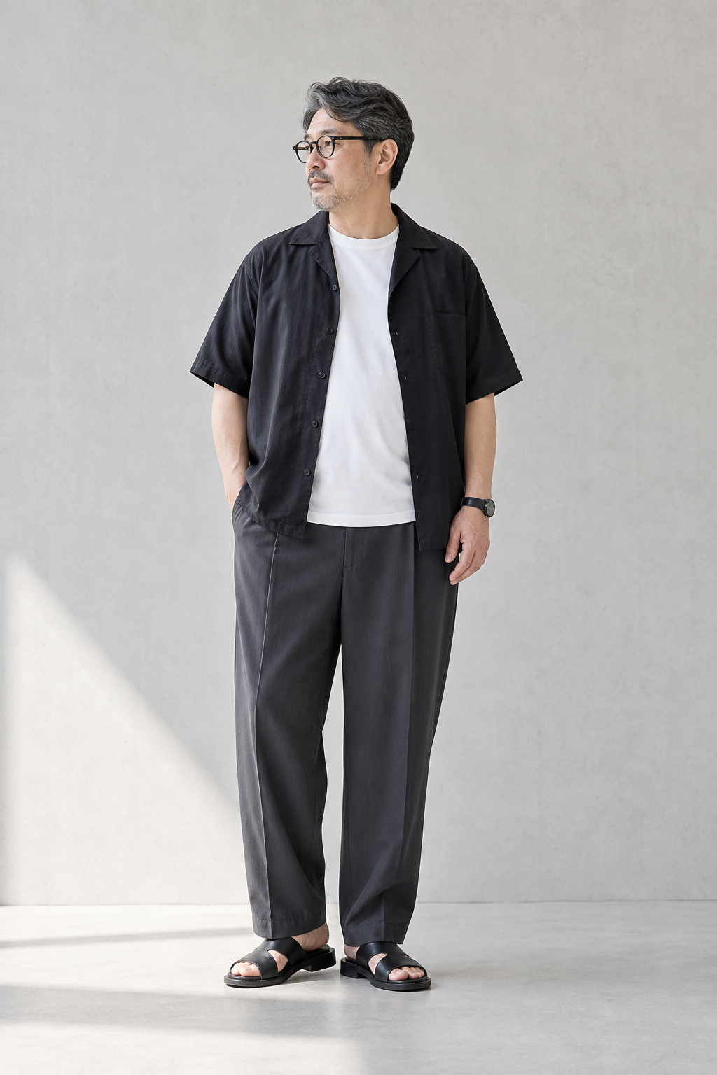 小太りの40代男性に似合う黒の開襟シャツと白Tシャツ、チャコールパンツの夏モードコーデ